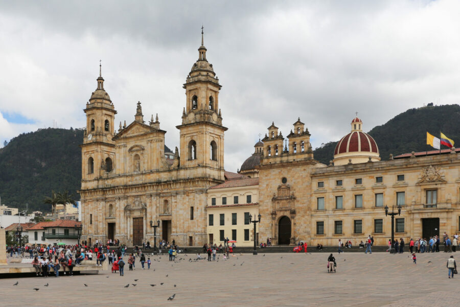La cathédrale de Bogota vandalisée par des militants pro-avortement