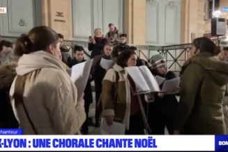 Une chorale chante Noël dans les rues de Lyon