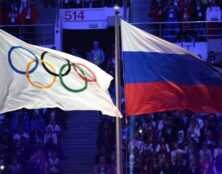 La déclaration d’Emmanuel Macron (“Il ne faut pas politiser le sport”) fonctionne-t-elle pour les JO 2024 et les sportifs russes ?