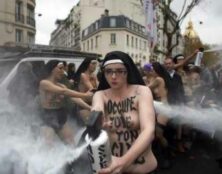 Des Femen jugées pour violences, exhibition sexuelle ainsi que des faits de participation avec arme
